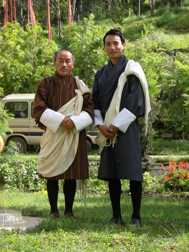 左側の人物は、ブータン代表でアメリカの博覧会に参加するほど、有名な人らしいのですが…。名前は忘れてしまいました。ちなみに、右側の人物はガイドのツェリン氏です。