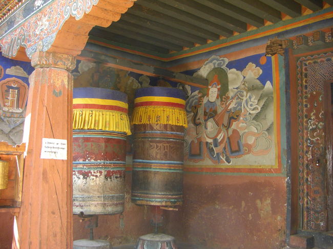 マニ車にも年季が入っています！