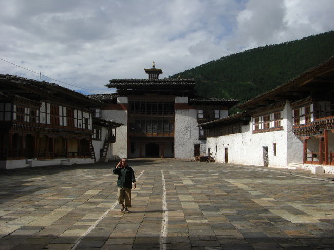 中庭の石畳が見事です。　広い！