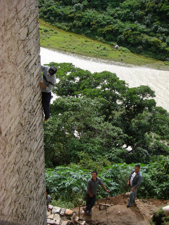 何と命綱無しで壁に張り付く人を発見。見ている方が怖いです。