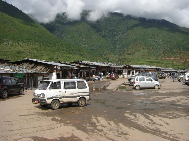 広場には、日本車が多くありました。