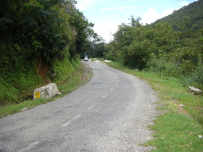 ワンデュ・ポダンを出発し、次の街に向かいます。ちなみに、この道路はメインの国道です。