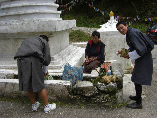 帰り道、ここでいろんなものが売っていました。