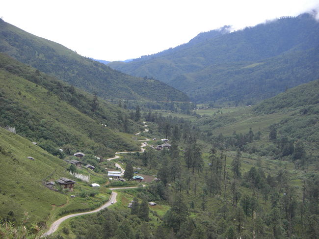 山間の道を通って、次の街に向かいます。