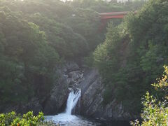 屋久島の滝４つ目、トローキの滝。

離れた場所からしか見れないうえに、
落差が６メートル程なので迫力はないですが、
海に直接流れ落ちる珍しい滝だそうです。