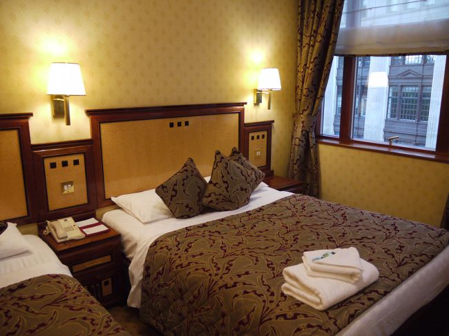 The GRANGE HOLBORN の部屋です。<br />ダブルベッドが２つのファミリールーム？です。<br /><br />ロンドンではベッドが３つのトリプルは存在しないため、３人以上だとこの手の部屋になるようです。