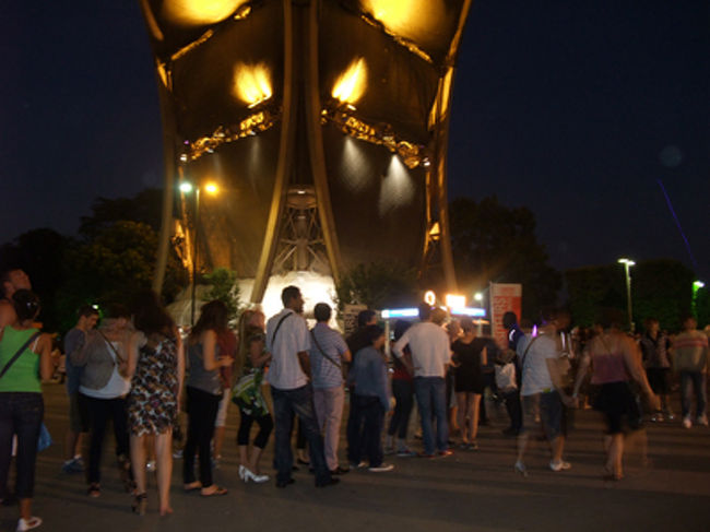 夜10時なのに行列45分待ち。<br /><br /><br />・・・・面倒だからいいや。<br />上ると夜景きれいだろうけど、ひとりで45分も待てない。。。