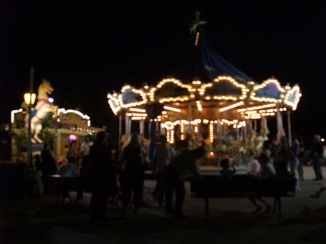 移動メリーゴーランドもきてる。<br />今日お祭りってわけじゃないよね？ 土曜日だから？<br /><br /><br />エッフェル塔の周りも人だらけで、とにかく賑やか。