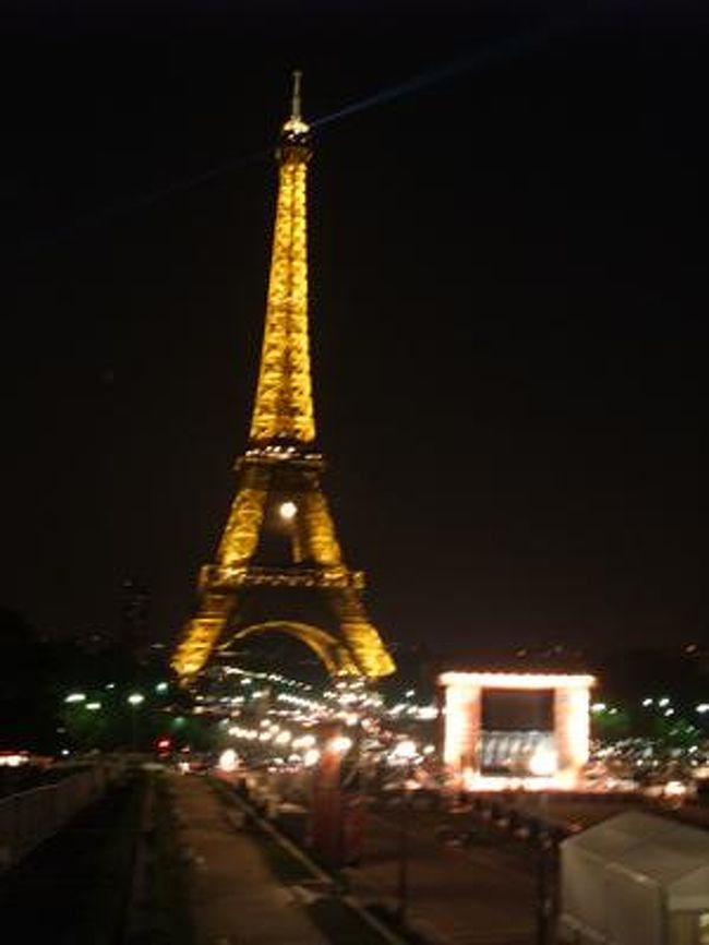 セーヌを渡って、シャイヨー宮側。<br /><br />手前の四角は、ワールドカップのパブリックビューイング。<br />この時点ですでにフランスは予選敗退してたけど。<br /><br /><br />そして、エッフェル塔の間に月が見える！<br /><br /><br />そしてそして周りは意味なく祭りのように超うるさい。。。ラテン人元気だなあ。