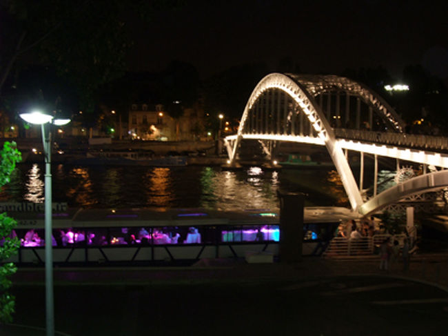 パーティ船。みんな踊りまくってる。<br /><br /><br /><br /><br />船ならまだわかるが、エッフェル塔の近くで「Dancing in the Bus!!!!!!!!!」と叫んでるひとがいたので、えっ？と見たら、椅子を取っ払って怪しい照明にしたバスが走ってきた！で、中で人が踊り狂ってる。。。<br /><br />ラテン人は遊びに忙しい。