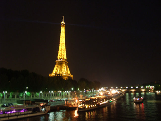 まあきれいだからなんでもいいです。<br /><br /><br /><br /><br />初めてきた夏のパリの夜はカオスだった。。。