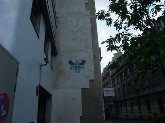 また壁にふしぎないきものマーク。<br />なんなんだろう。