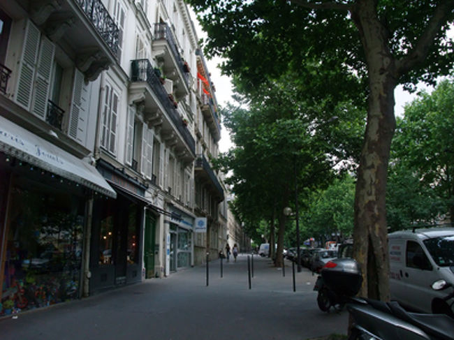 ピガール広場から10分程度だけど、この辺りは静かで落ち着いた感じ。