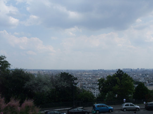 サクレクールのなかはひんやりしてたので、心しずめてちょっと休憩。<br /><br /><br /><br />写真はこんなに登ってきたんだの証明。