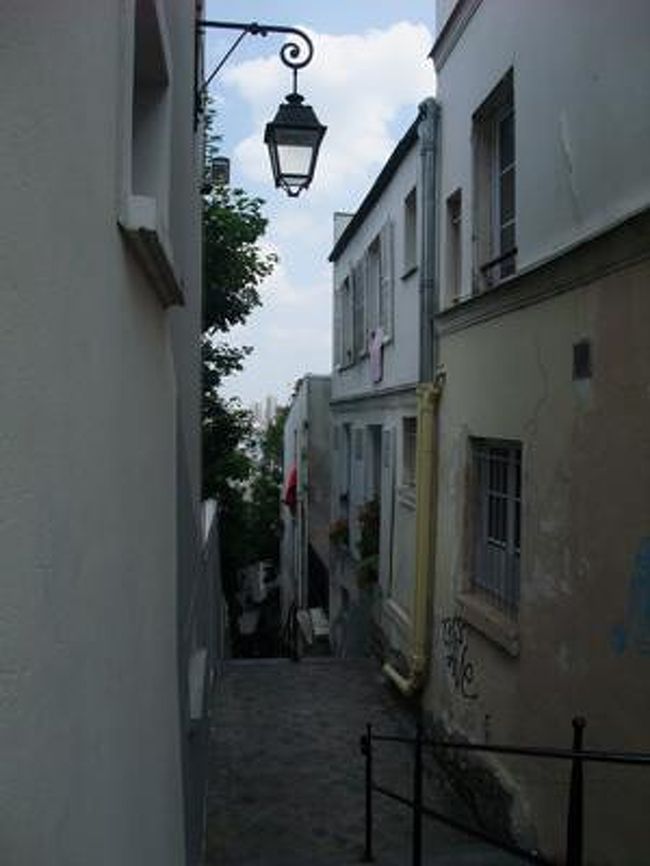 狭い階段。雰囲気いいからこっちに行こう。