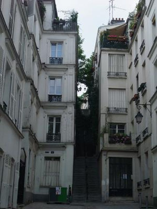 ぜんぜんこの時は知らなかったんだけど、<br />ユトリロの絵とまったく同じ場所だった！！！<br /><br /><br />この方のブログにのってるの見て知りました。<br />http://bon-voyage.cocolog-nifty.com/blog/2006/03/post_dc62.html<br /><br />なんかうれしい！<br />熱心に写真とってたあのひとは、これを知っててきてたんだね。<br /><br /><br />そして100年前にユトリロが描いた風景とまったくかわってないところもすごい。<br /><br /><br />