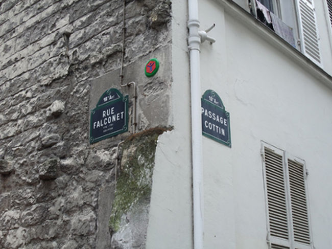 上のユトリロが描いた場所はコタン小道。<br /><br /><br /><br /><br />別に知らなく、なんとなく撮ってきた住所板がまさにそのとおりじゃん！！