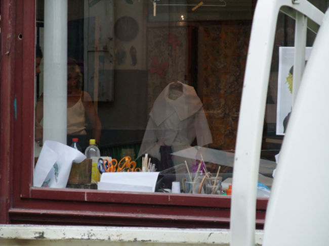 この辺りは生地屋さんが多いらしい。<br />ここはドレスやさん。