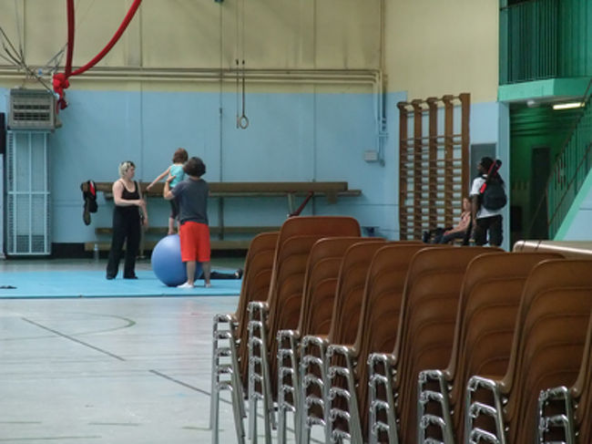 反対では玉のり。<br /><br /><br /><br />サーカス？