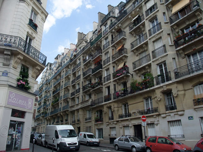 上の窓からアフリカ音楽練習してるのが聴こえてきてた。<br />いいリズム。