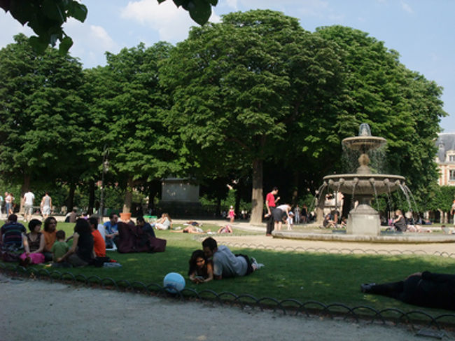 モンマルトルから、マレにいってお買い物。<br />そしてまたヴォージュ広場まできた。<br /><br /><br />みんな楽しそうにだらだらしてる。