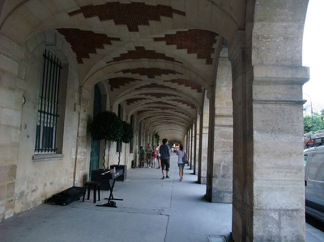 広場前の廻廊。