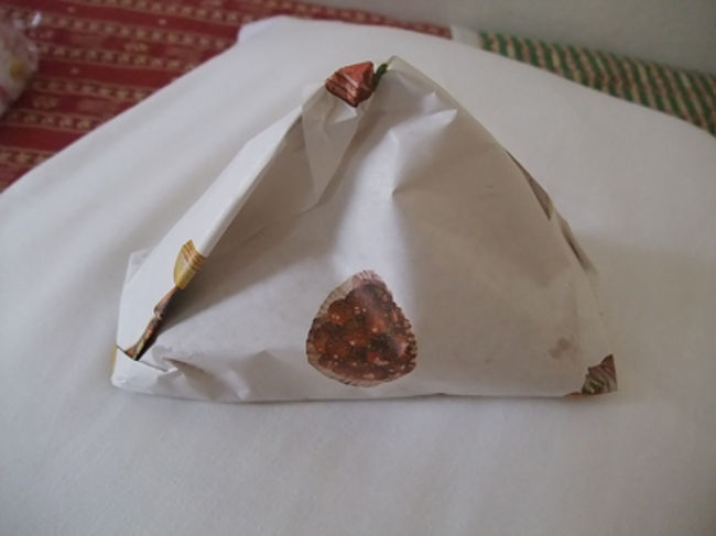 夕飯食べられなくなるから、がまん。とおもってたけど、ウィンドウ見てたらやっぱりおやつ買っちゃった。<br /><br /><br /><br />りんごタルト。包みがかわいい。<br />そしておいしい。