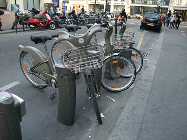 おやつ食べて、夕飯のためにまたでかける。<br /><br /><br /><br />ヴェリブ。便利だろうけど、パリの車たちといっしょにはしらなくちゃならないってのがちょっとなああ。