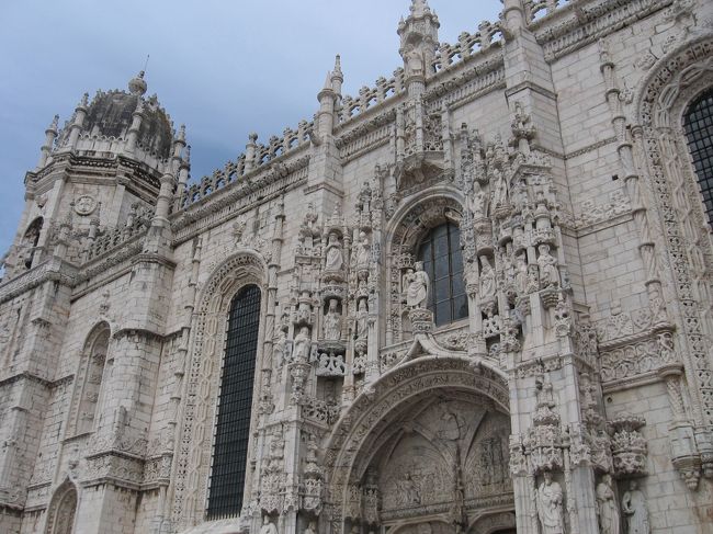 彫刻の美しさに圧倒されます。