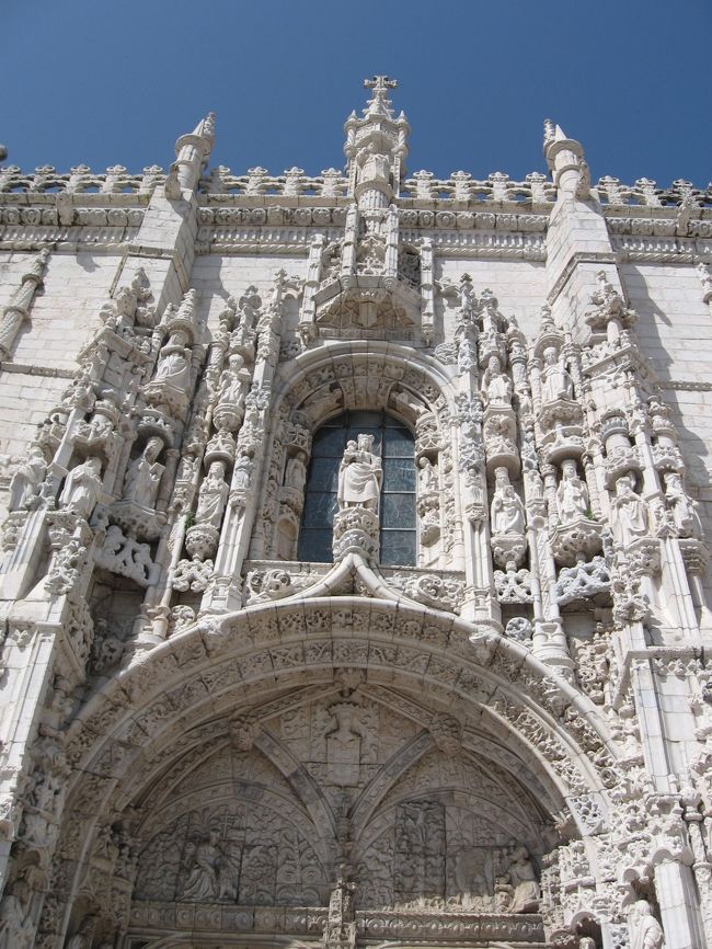 何体もの聖人が彫刻された正門（南門）<br /><br />アーチの上部には聖母マリアの像