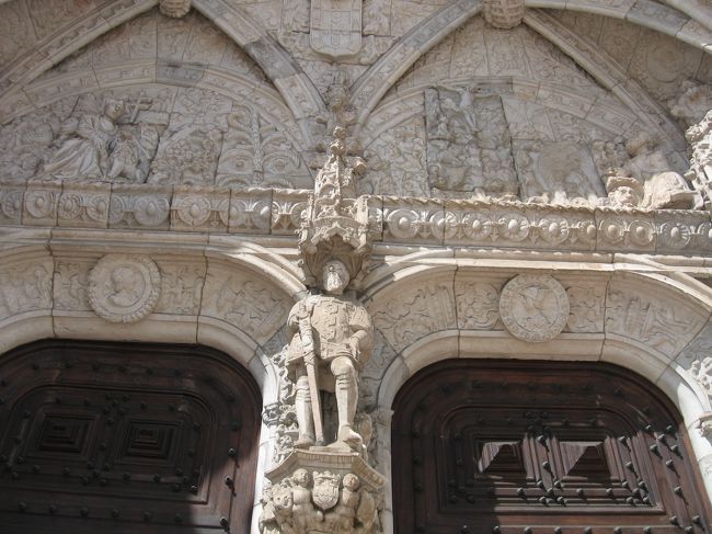 扉の間の柱上部にはエンリケ王子の像