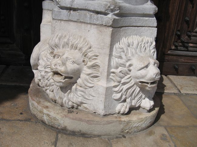 その柱の下部にはライオンが彫刻されています。