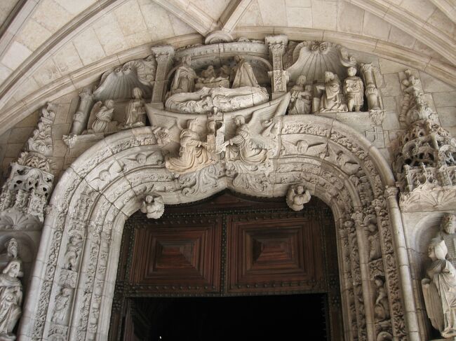 西門入口<br /><br />扉の上部には、左から<br />受胎告知、キリスト降誕、東方三博士の礼拝を表す彫刻があります。