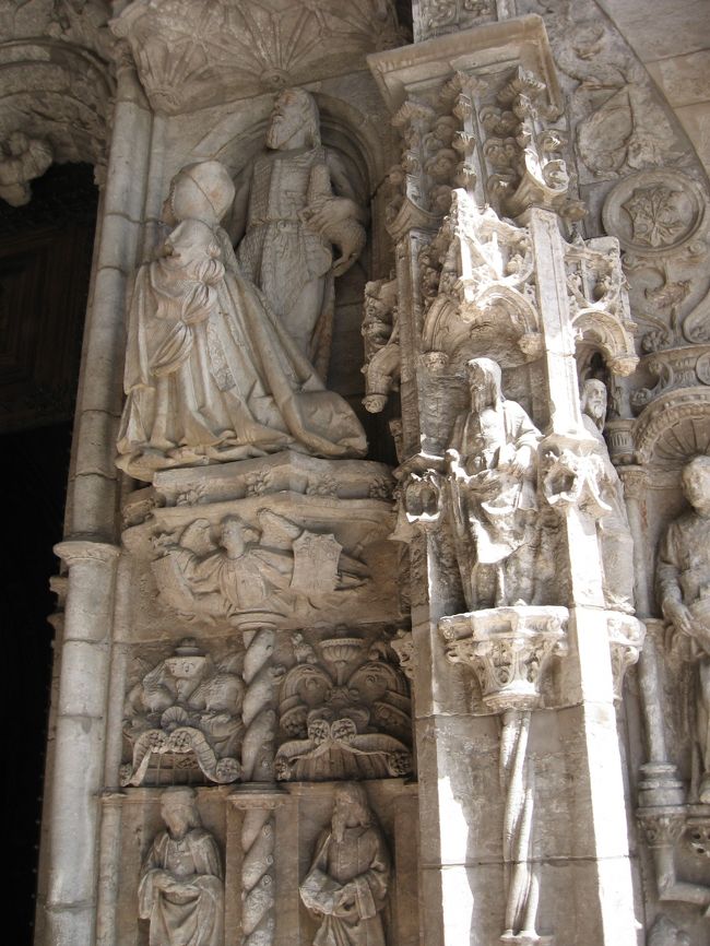 扉の両脇には、国王マヌエルと王妃マリアの像があります。<br /><br />こちらは右側