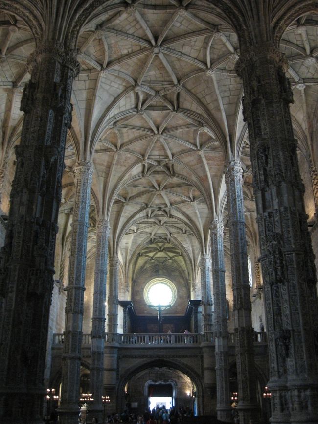 まずは聖母マリア教会を見学します。