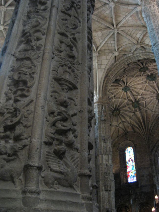 柱の一本一本にも彫刻が施されています。