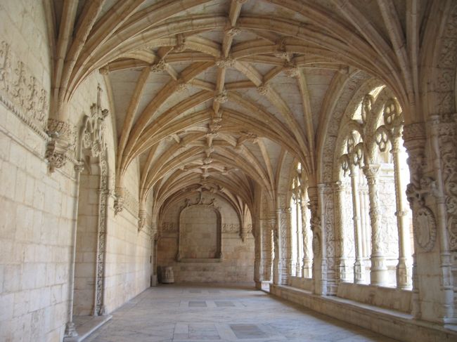 一旦教会を出て、修道院へ。<br /><br />