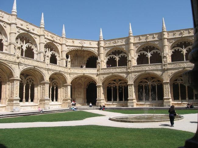 中庭を囲む回廊<br /><br /><br />1階部分はボイタック、2階部分はスペイン人カスティーリョの設計。