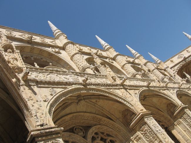 なるほど。1階と2階ではずい分デザインが違います。