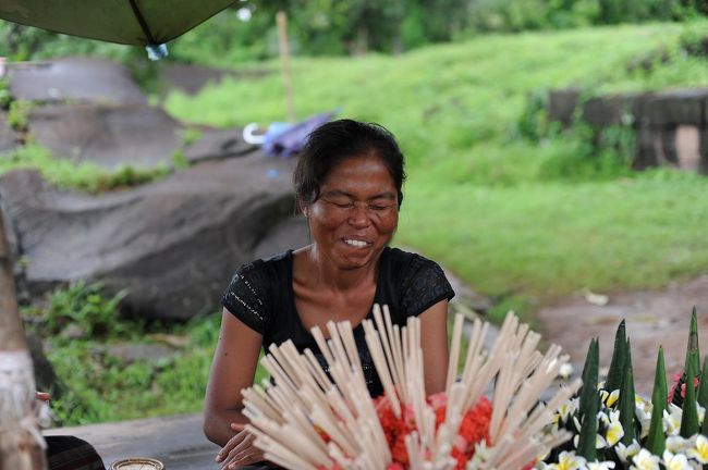 ストゥーパーのテラスでお供え物を作成販売しているクメールの末裔たち<br />ハッズカスィー・・・・・・?・・・・・まさに「アジアの純情」