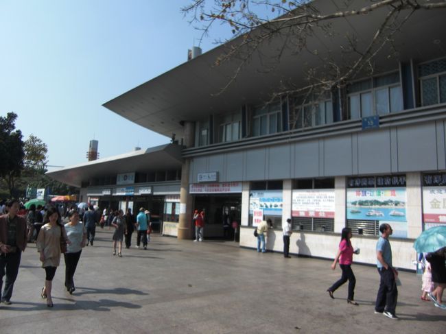 鷲江賓館から歩いてすぐのところにある船渡し場へ。<br />朝７時にもかかわらず、<br />中国も３連休のため、すごい人です。<br />コロンス島を１周してから島へ着くフェリーへ。<br />人がどんどん乗ってきてすぐ出発です。<br />一人１５元