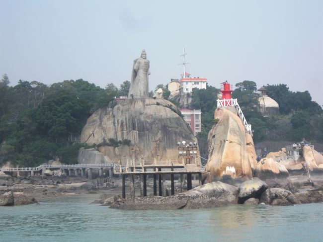 鄭成功の彫像です。<br />厦門の英雄で、当時の清と戦って、<br />台湾の建国の父で英雄です。<br />夜はライトアップされます。<br />