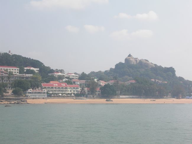 浜あり、山あり、洋館あり、岩あり、海あり、<br />と小さい島にいろいろ詰め込まれてそうです。