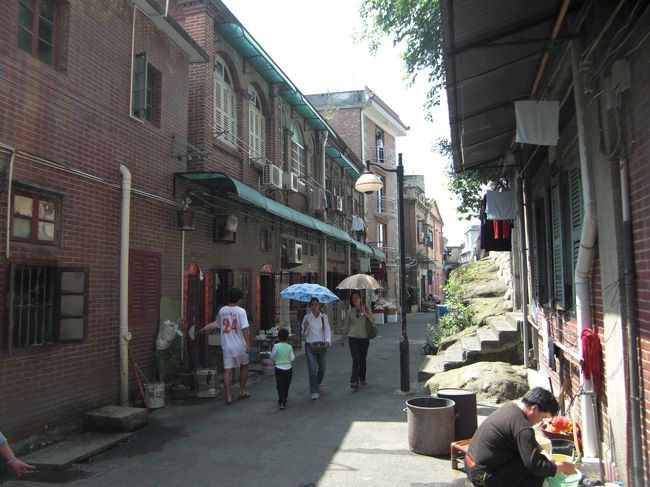 まだ朝ですが、地元の人も観光客もぼちぼち歩いています