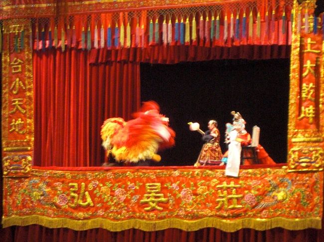 ミャンマーで見た操り人形劇、カンボジアで見た影絵劇、ベトナムで見た水上人形劇など動きや役がどれも似ています。<br />アジアンルーツを感じます。