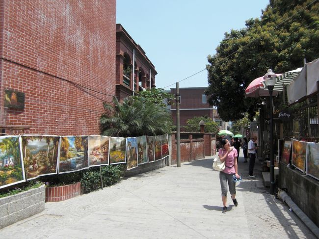 絵画が道端に売っていて、<br />西洋チックをかもし出しています。