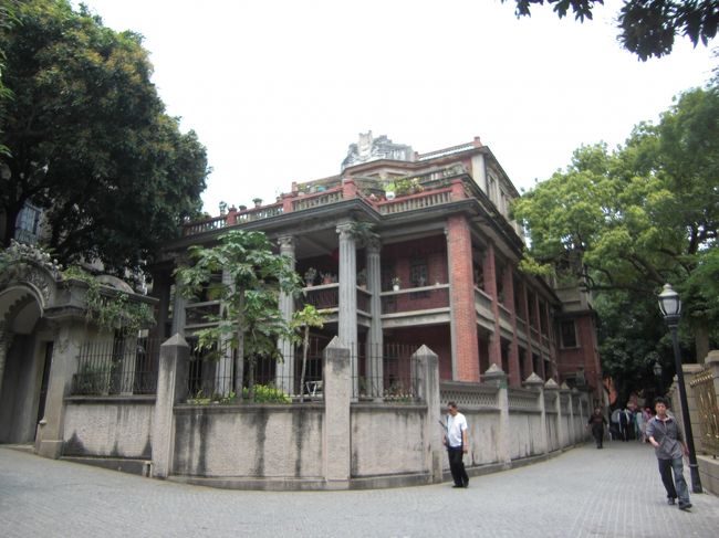 名もなき洋館も歴史がありそうです。<br />今も普通に住民が住んでいます。