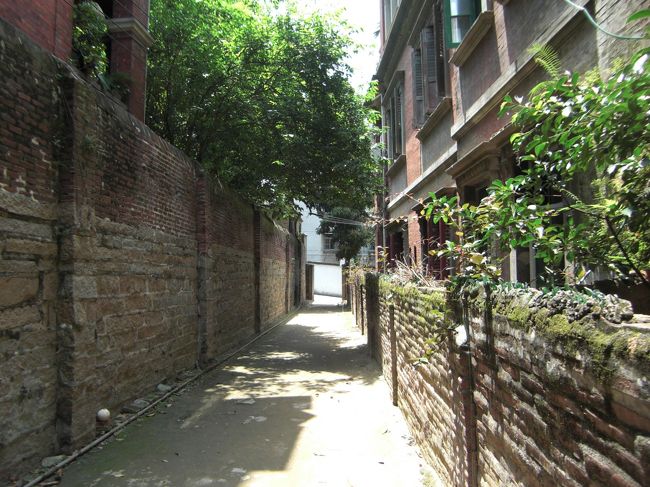 裏路地も味わいあり