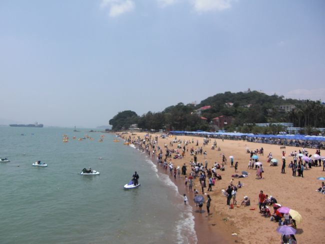 浜辺は人が溢れています。<br />５月なんで泳ぐ人はいませんが・・・<br />当然、水上スキーは無免ＯＫです