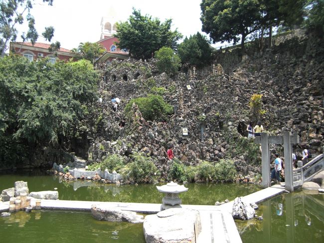 蘇州っぽい岩の庭園。<br />日本人には竜安寺みたいなシンプルな石庭が好きなんで、<br />ごちゃごちゃした庭は好きになれません。